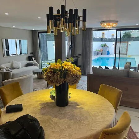 펜션 De Lujo Maravillosa 5 ,6 Banos ,piscina Wifi En Marbella 에스테포나